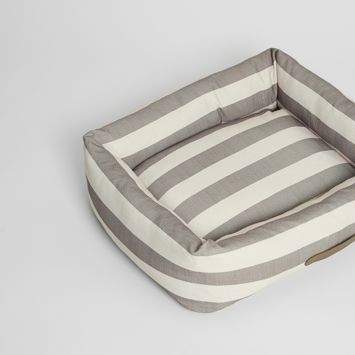Striped koiranpeti, värit taupe ja kerma, kuvattu sivulta