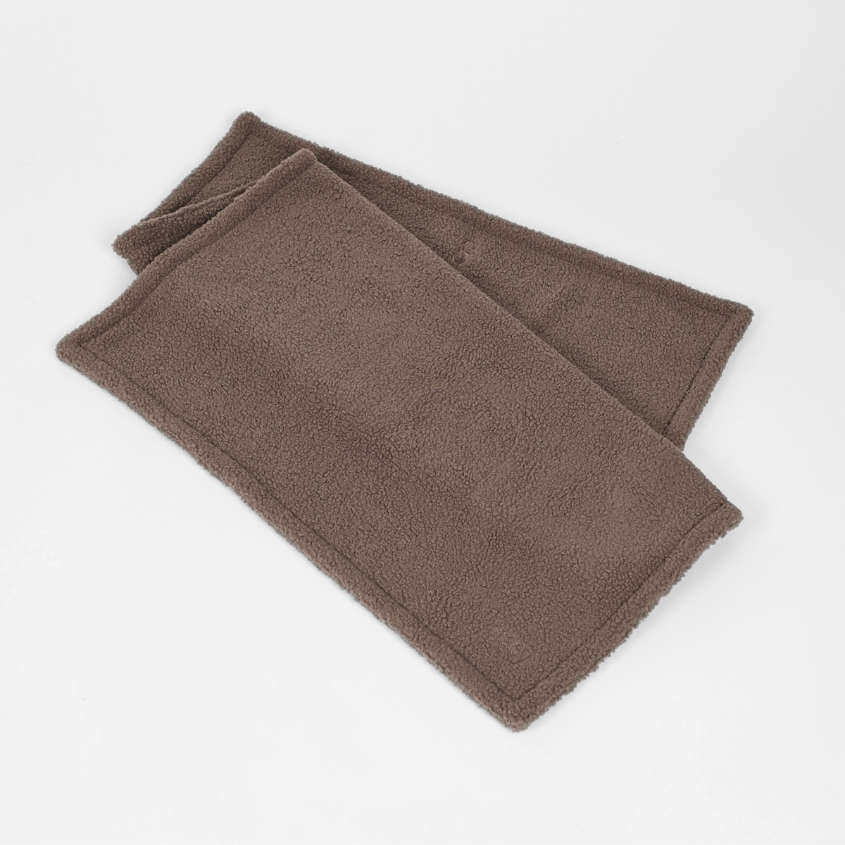 Taupe-värinen teddy-koiran viltti taitettuna