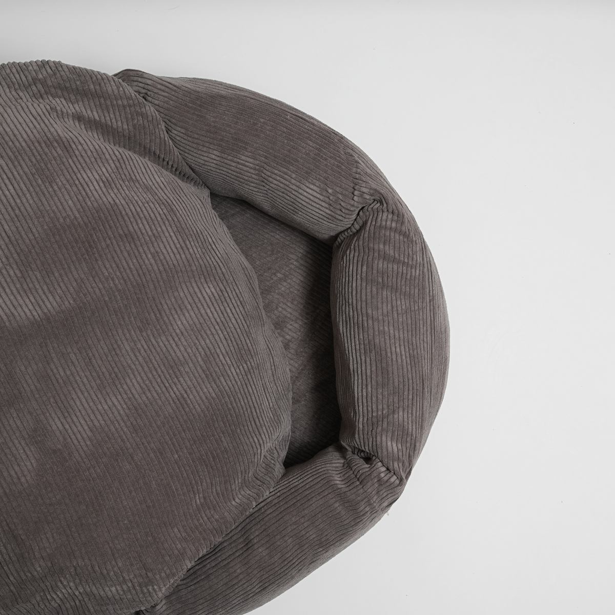 Taupe-värinen korduroy-koiranpeti sivulta katsottuna