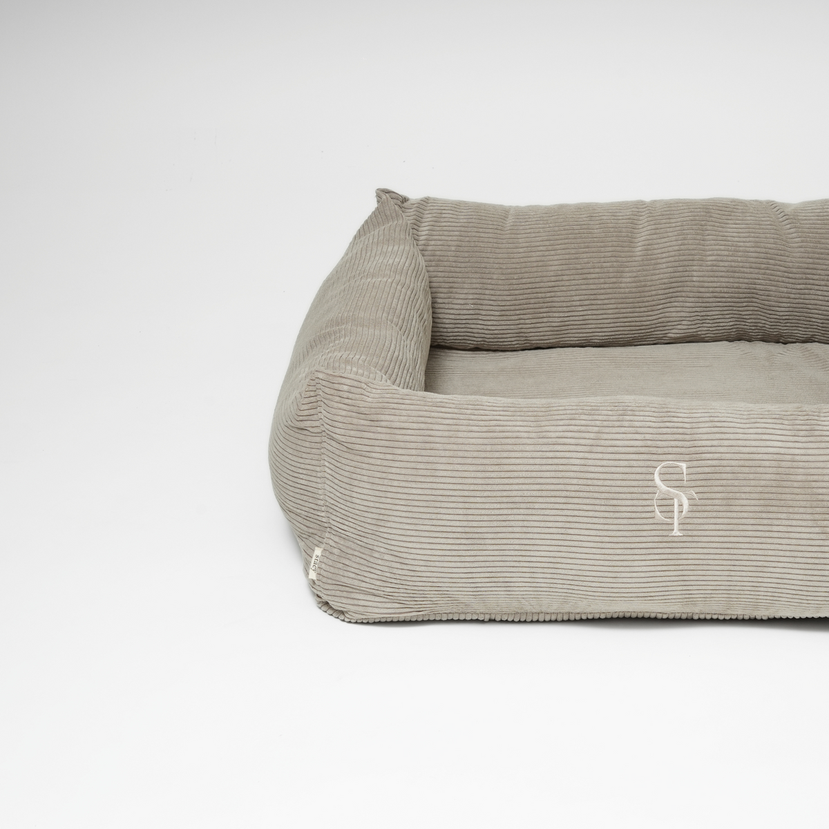 Taupe Corduroy, suorakulmainen koiranpeti, jossa on kohokuvioitu Staey-monogrammi