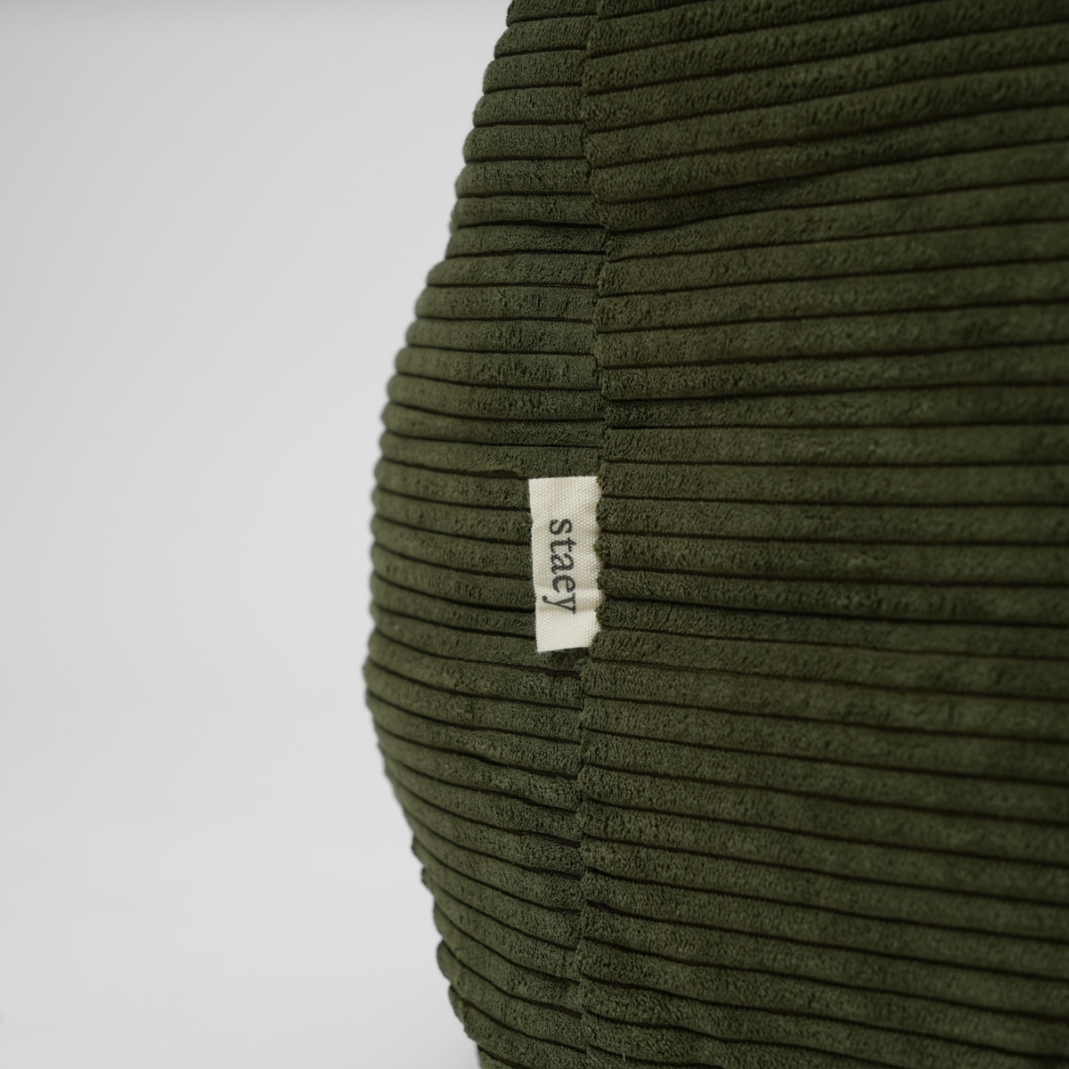 Lähikuva Staey-merkistä moss green värisellä korduroisella koiranpetillä