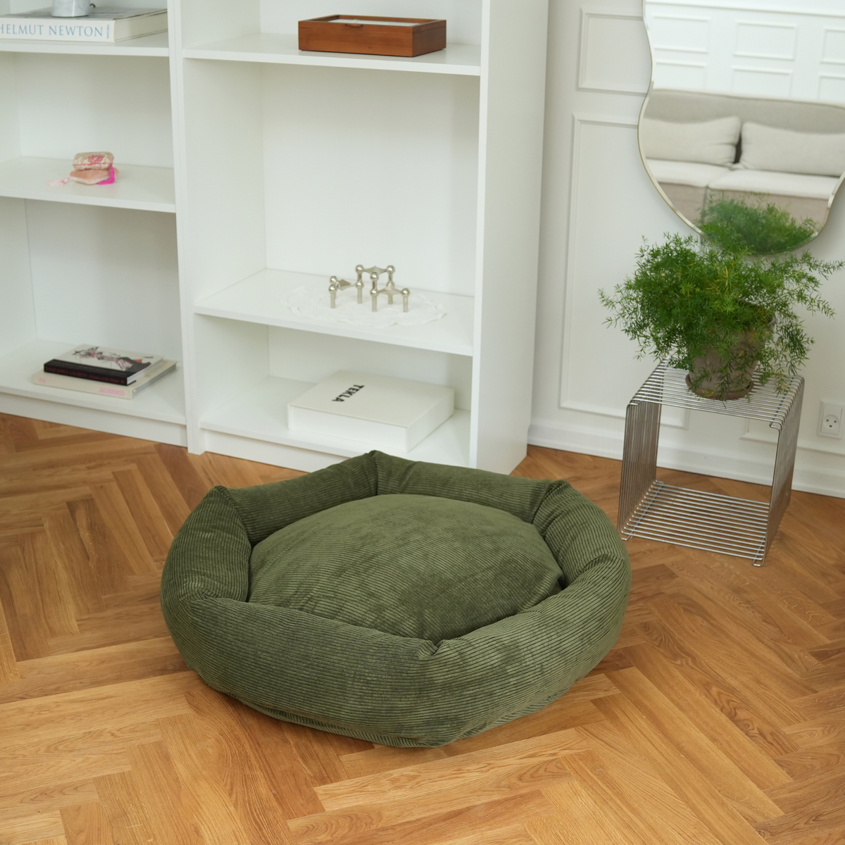 Olohuoneen parkettilattialla oleva moss green corduroy koiranpeti