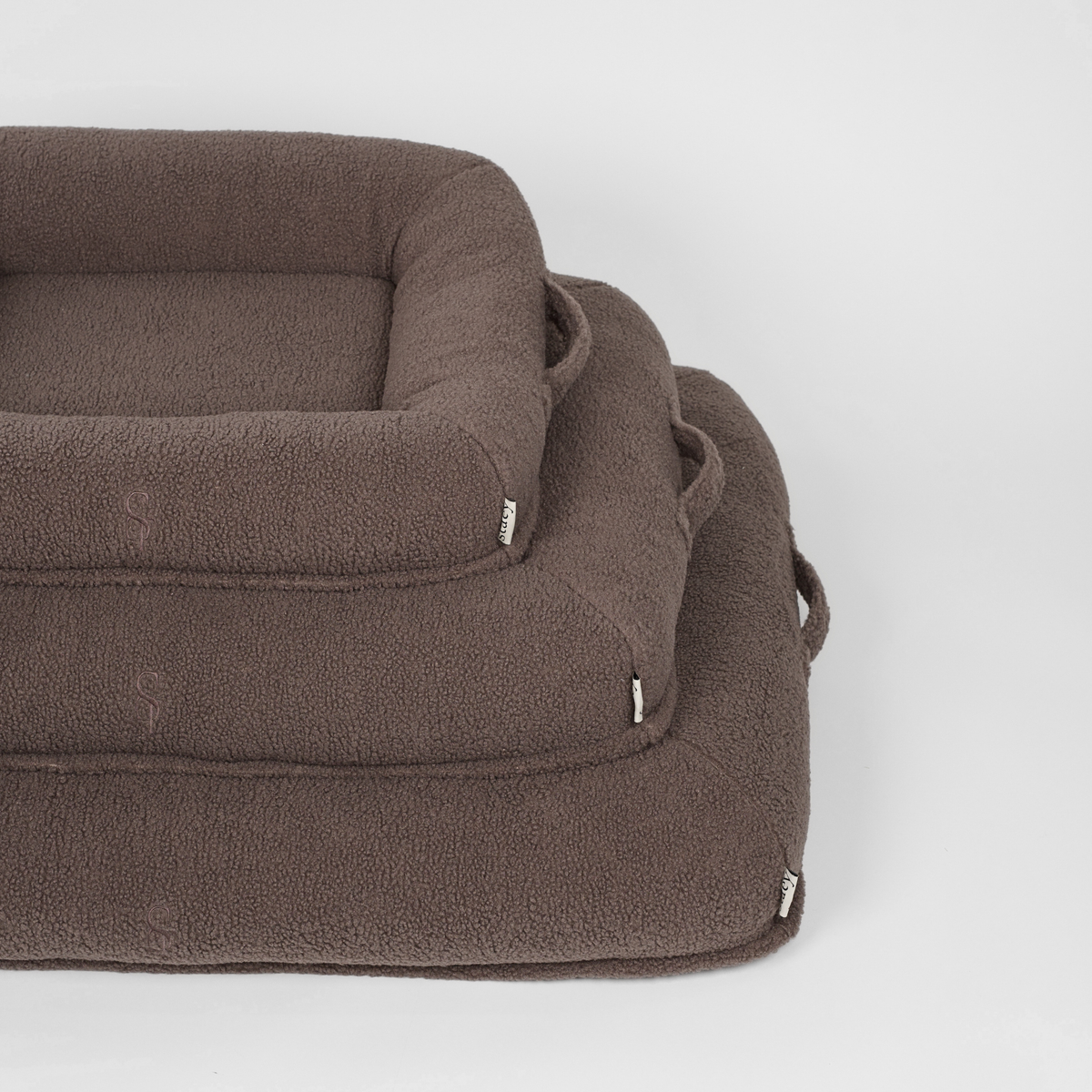 Kuvassa näkyvä taupe-värinen teddy-koiranpeti kahdessa koossa, päällekkäin